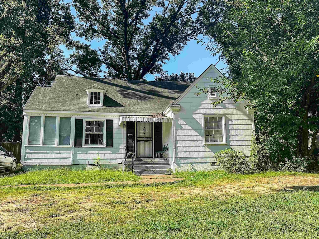 view of front of house featuring a front yard