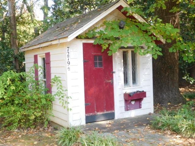 view of outdoor structure featuring an outdoor structure