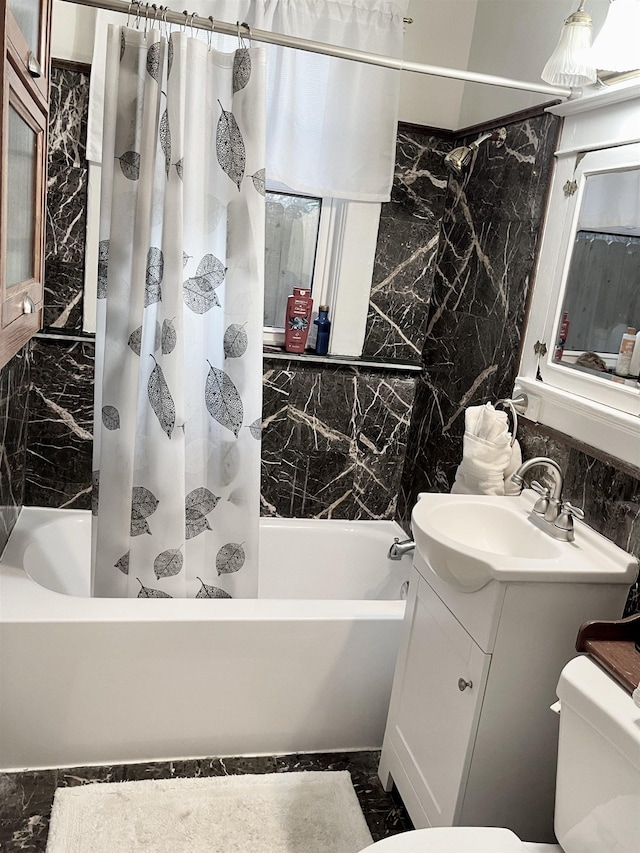 full bath with shower / tub combo with curtain, vanity, and toilet