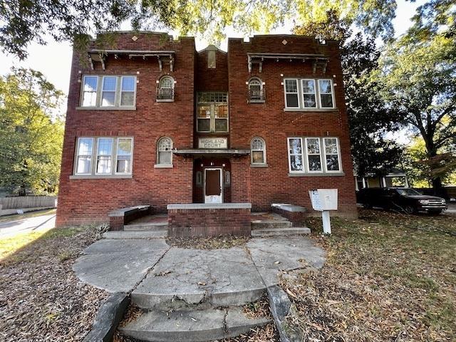 view of front of property featuring brick siding