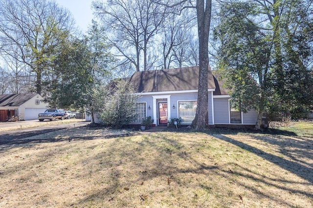 view of front of property featuring an outdoor structure and a front yard