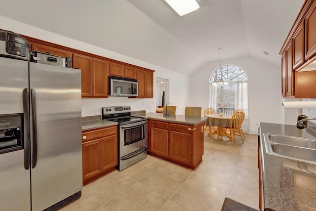 kitchen featuring stainless steel appliances, dark countertops, lofted ceiling, a sink, and a peninsula