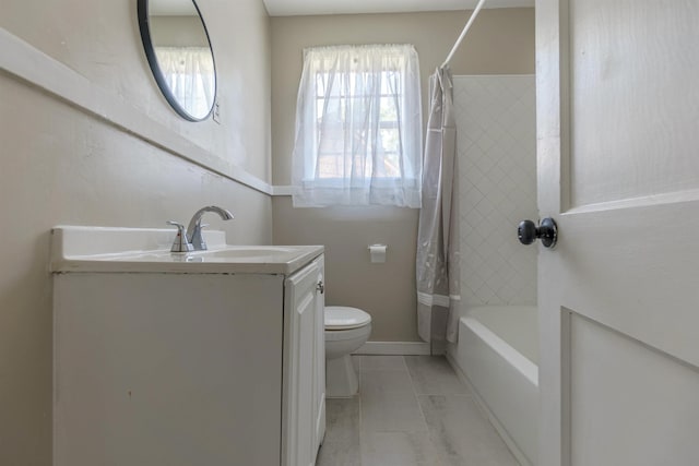 full bath with baseboards, vanity, toilet, and shower / bath combo with shower curtain