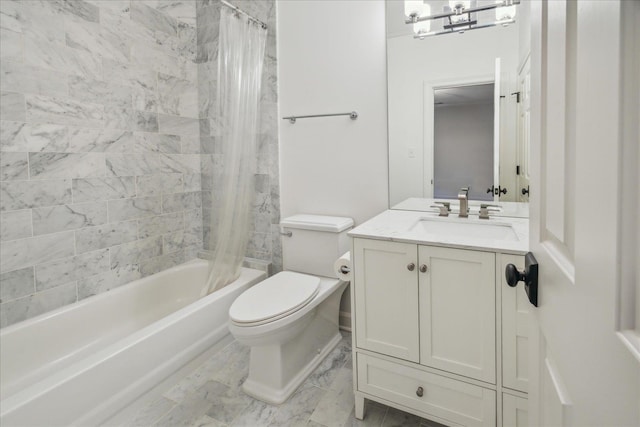 full bathroom featuring shower / bathtub combination with curtain, vanity, toilet, and an inviting chandelier