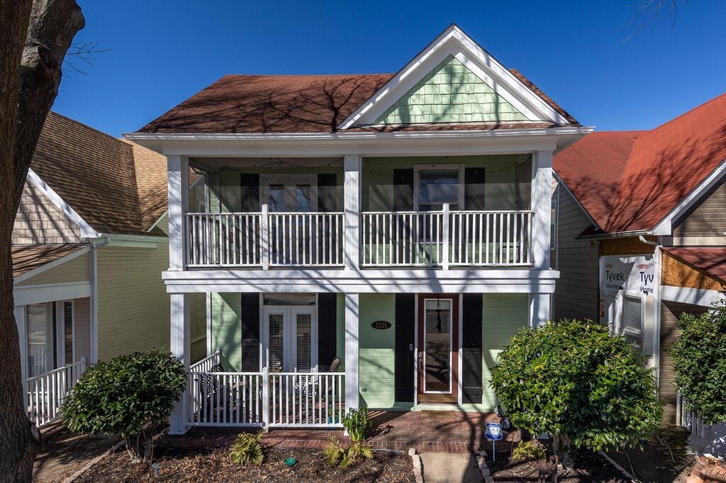 1321 E Island Pl, Memphis, TN 38103 - view of front facade featuring covered porch and a balcony