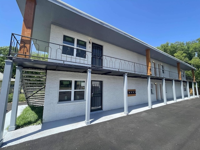 750 Chelsea Dr, Memphis, TN 38107 - back of property featuring brick siding and a balcony