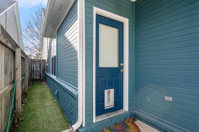 entrance to property with fence