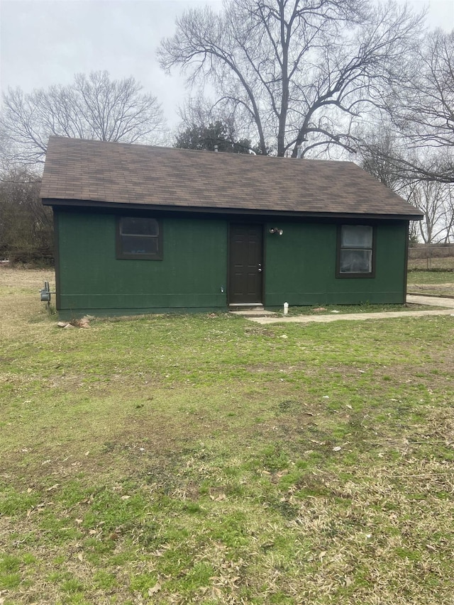 view of front of home featuring a front lawn