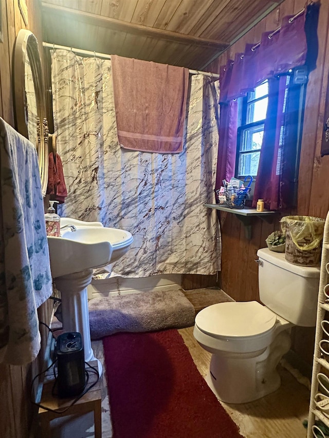 bathroom with wood ceiling, toilet, and a shower with shower curtain