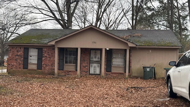 view of front facade with brick siding