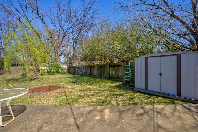 view of yard with a storage shed, an outdoor structure, and a fenced backyard