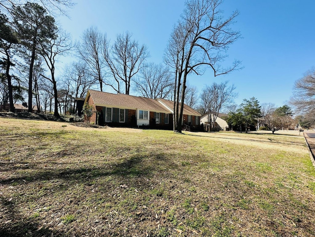 view of front facade featuring a front lawn