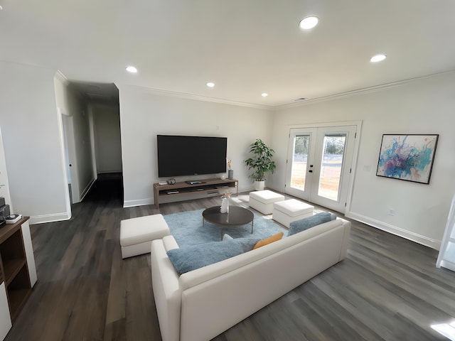 living area featuring dark wood-style floors, recessed lighting, and baseboards