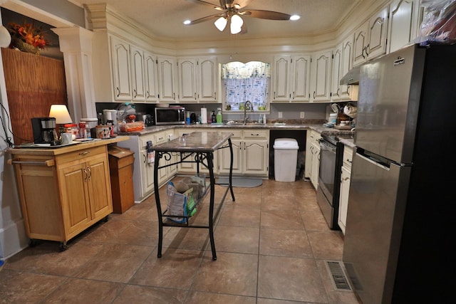 kitchen featuring visible vents, under cabinet range hood, appliances with stainless steel finishes, a ceiling fan, and a sink