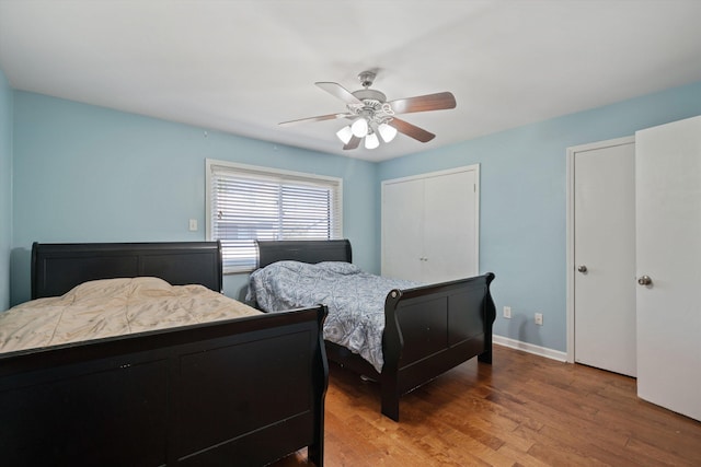 bedroom featuring light wood-style flooring, a ceiling fan, and baseboards