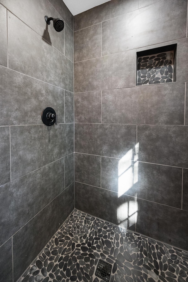 bathroom featuring a tile shower