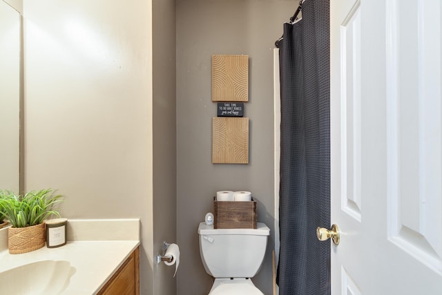 full bathroom featuring curtained shower, toilet, and vanity