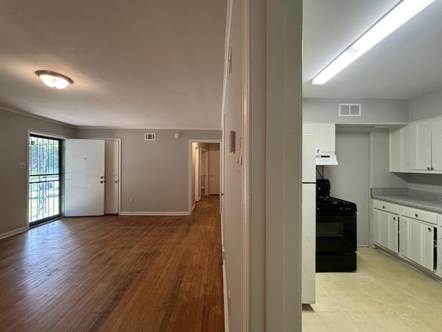 interior space with visible vents, light wood-style floors, and baseboards