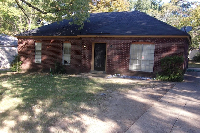 view of front of home featuring a front lawn and brick siding