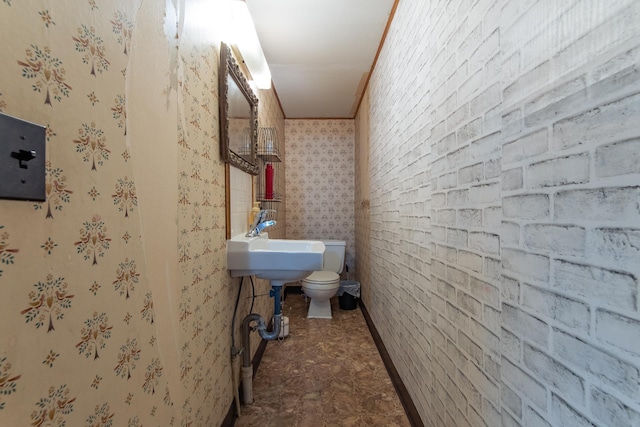 bathroom featuring a sink and toilet