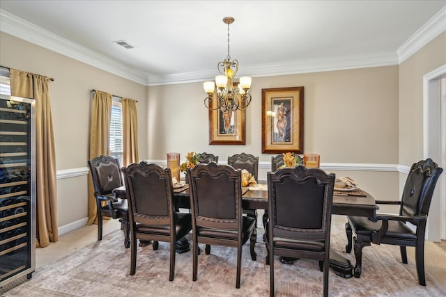 dining room with visible vents, light carpet, beverage cooler, ornamental molding, and an inviting chandelier