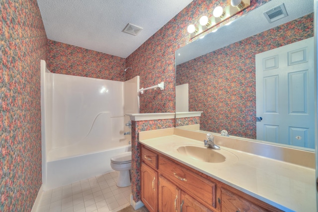 full bathroom featuring visible vents, wallpapered walls, and a textured ceiling