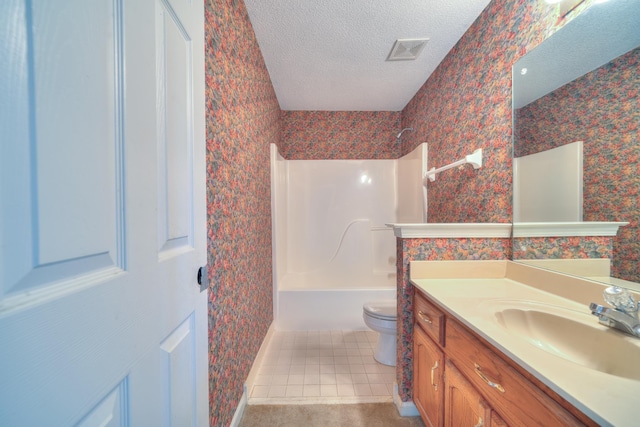 full bath with visible vents, wallpapered walls, toilet, vanity, and a textured ceiling