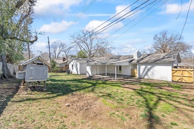 view of yard featuring an outbuilding and fence