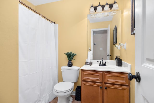 full bathroom featuring vanity, toilet, and a shower with curtain