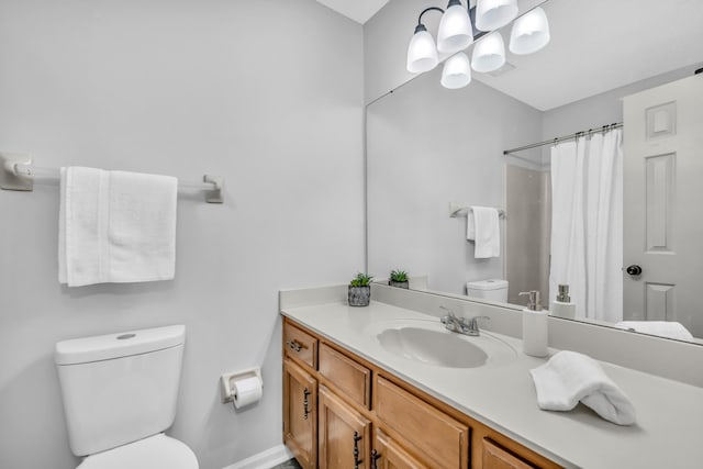 bathroom featuring vanity, a shower with shower curtain, baseboards, an inviting chandelier, and toilet