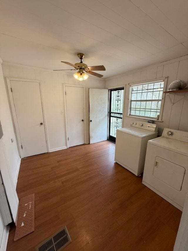 washroom with a ceiling fan, wood finished floors, visible vents, laundry area, and separate washer and dryer