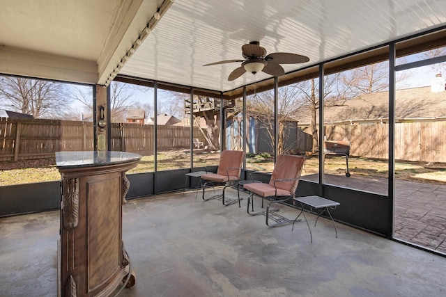 sunroom with ceiling fan