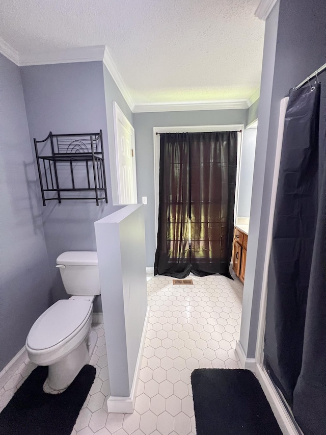 full bath featuring a shower with curtain, toilet, ornamental molding, and a textured ceiling