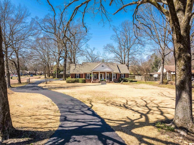 view of front of house featuring fence and covered porch