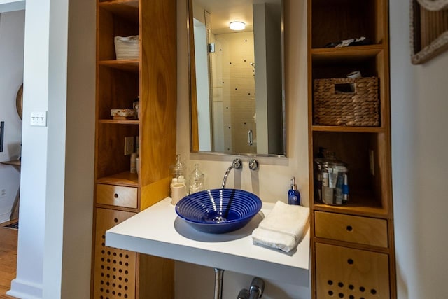 bathroom featuring a sink