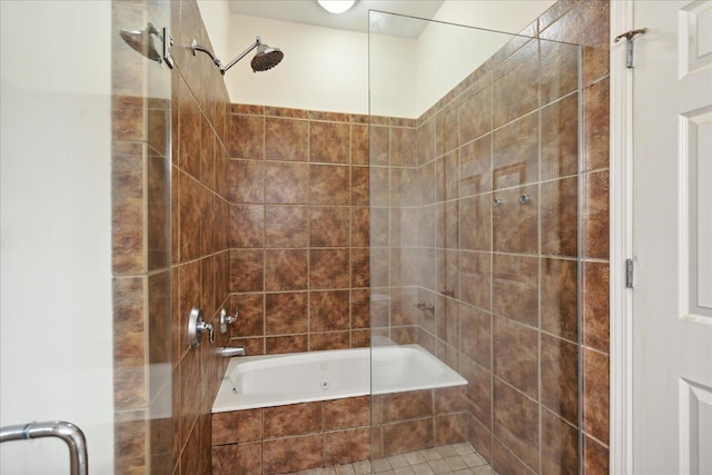 bathroom with tiled shower / bath combo