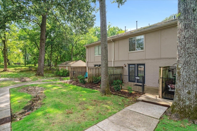 view of yard featuring fence