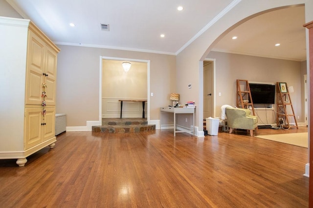 living room with visible vents, wood finished floors, recessed lighting, arched walkways, and baseboards