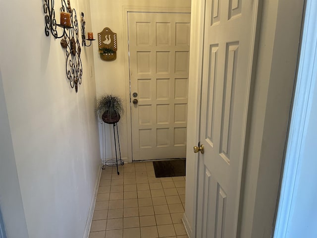 entryway featuring light tile patterned floors and baseboards