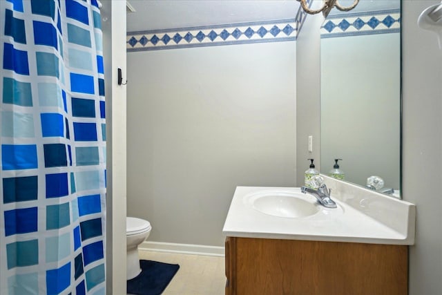 bathroom with a shower with curtain, baseboards, toilet, and vanity