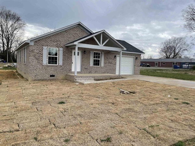 view of front facade featuring brick siding, a front lawn, driveway, crawl space, and an attached garage