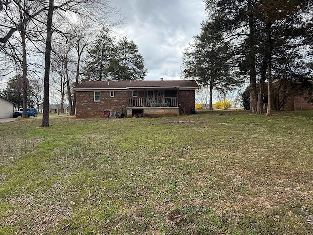 back of house featuring a lawn