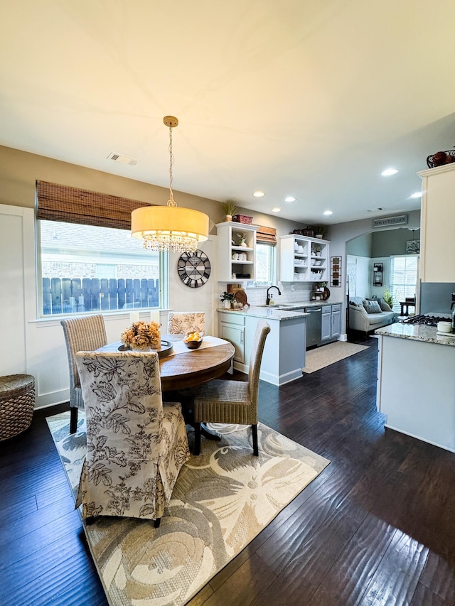 dining area featuring dark wood-style floors, a chandelier, recessed lighting, and visible vents