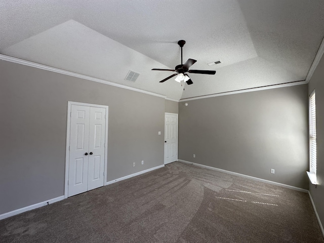 carpeted empty room featuring visible vents, a textured ceiling, ceiling fan, and ornamental molding