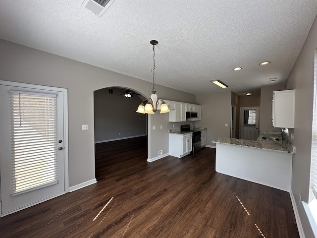 kitchen with visible vents, dark wood finished floors, appliances with stainless steel finishes, white cabinets, and a sink