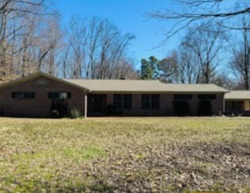 view of front of home featuring a front yard