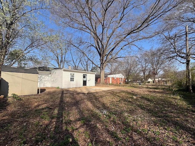 view of yard with an outdoor structure