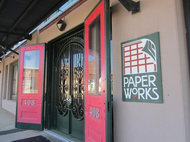 entrance to property with stucco siding