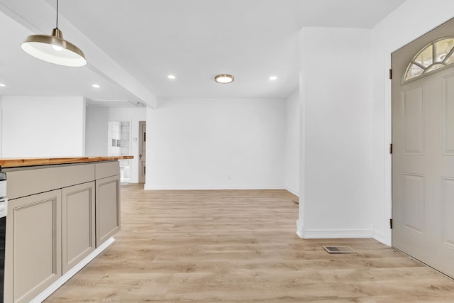 interior space with light wood finished floors, visible vents, recessed lighting, and baseboards