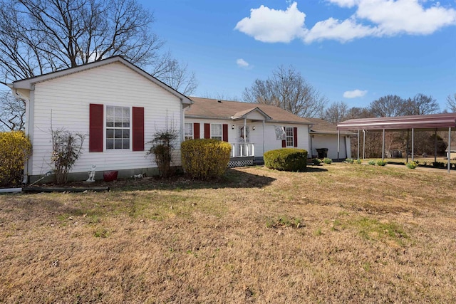 ranch-style home featuring a front lawn